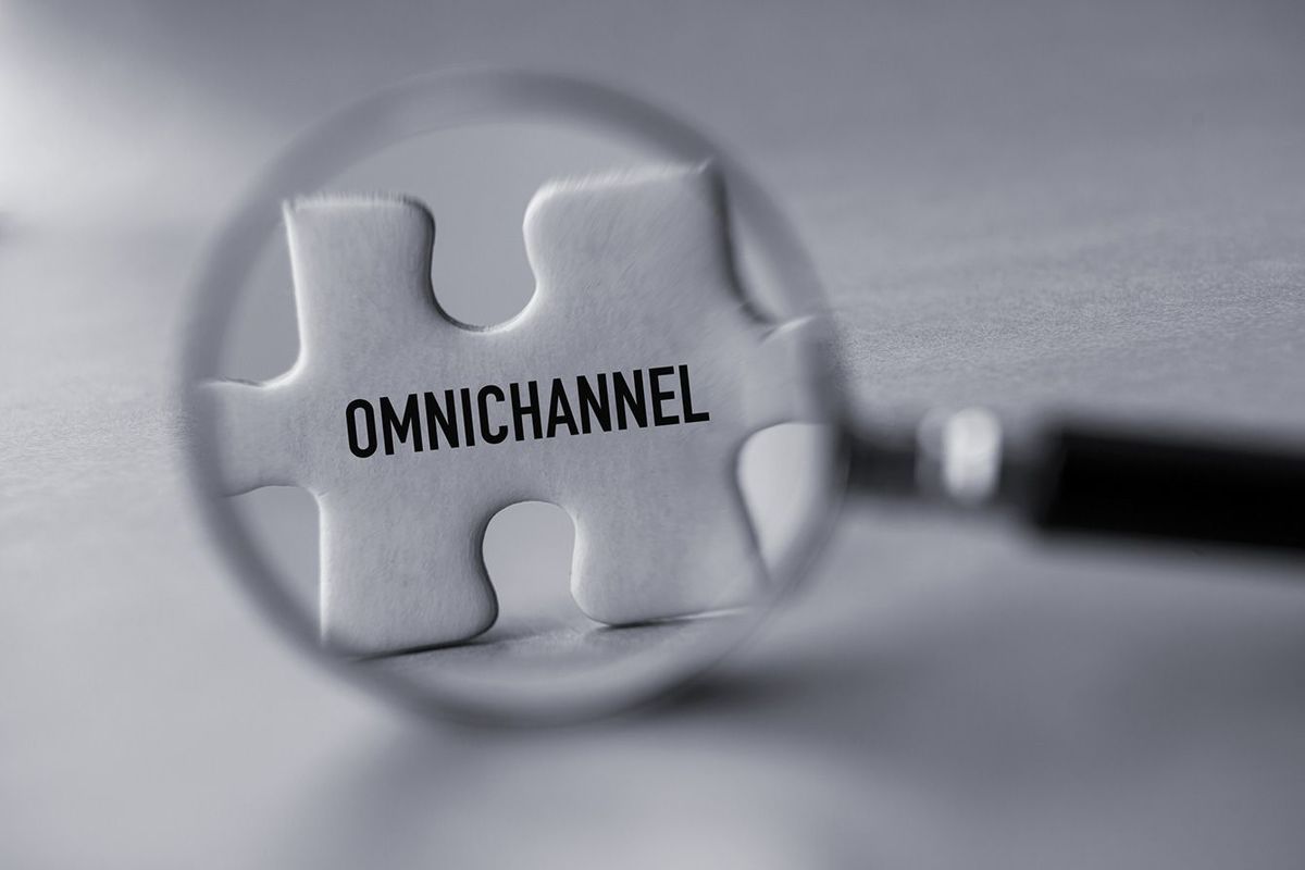 「OMNICHANNEL」と書かれたジグソーパズルのピース