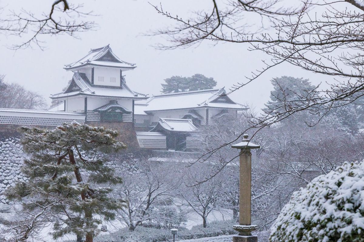 2022年2月5日、雪の金沢城石川門（石川県金沢市）