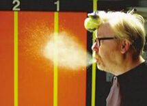 くしゃみでウイルスが飛ぶ距離は？