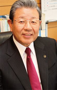 <strong>小野市長 蓬莱 務</strong>●1946年、兵庫県小野市生まれ。69年関西大学経済学部卒業、金井重要工業入社。73年分社化でトクセン工業へ転籍。総務・人事統括部長などを歴任。前市長が汚職で退任したことから、99年小野市長選に立候補し当選。2003年と07年は無投票で再選され、現在3期目。10年より近畿市長会会長を務める。