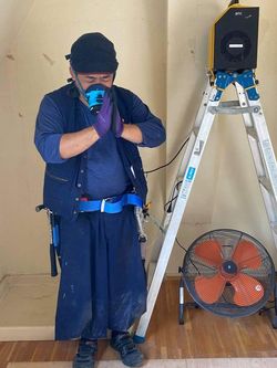 清掃作業を始める前に手を合わせる男性