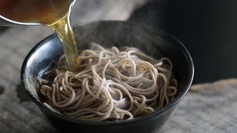 そば屋の常識｢40分｣を｢5分｣に変えた…ゆで太郎社長が生んだ､美味しくて早い｢儲かるダシパック｣の秘密