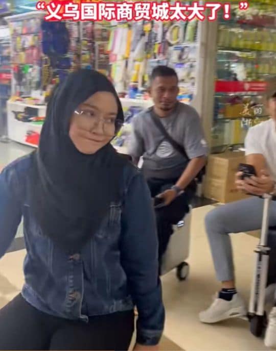中国を訪れた外国人が巨大マーケットで電動スーツケースに乗って満足したという動画〔中国SNS「微博」（Weibo）より〕
