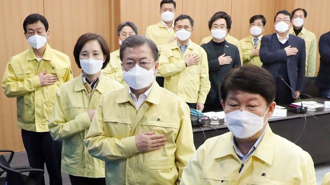新型肺炎の対策会議に参加した韓国の文在寅大統領（中央）＝2020年2月25日、韓国・大邱市