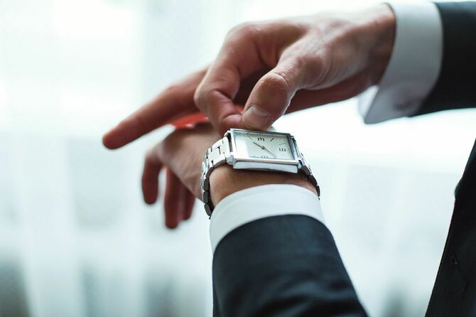 腕時計の時間を調整するビジネスマン
