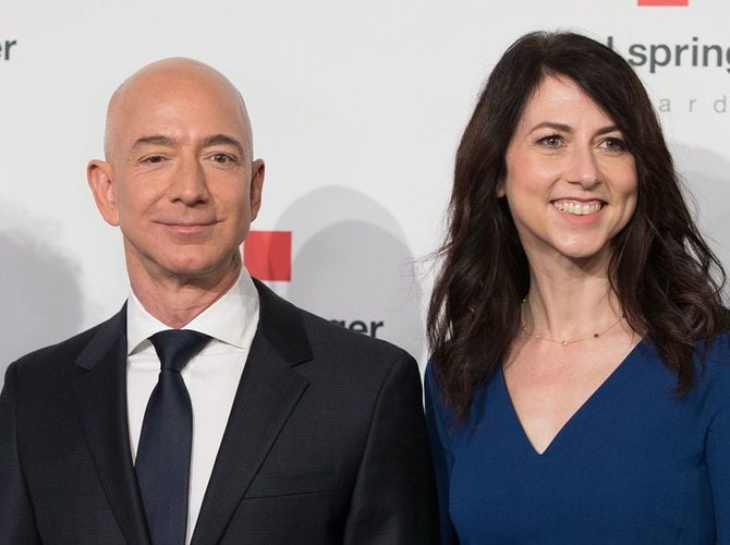 離婚を決めた米アマゾン・ドット・コム創業者のジェフ・ベゾス氏（左）とマッケンジーさん