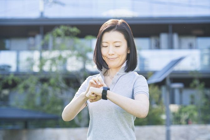 スマートウォッチを確認する女性