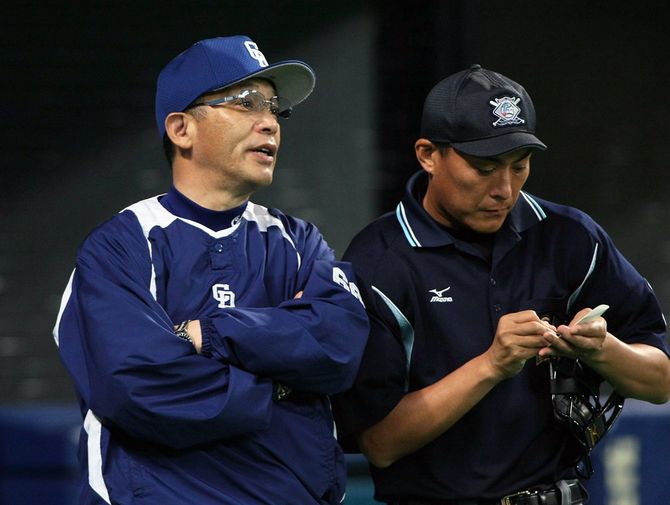 9回、投手交代を告げる中日の落合博満監督（左）＝2010年6月16日、ナゴヤドーム