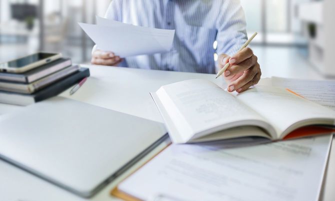 デスクワークをするビジネスマン