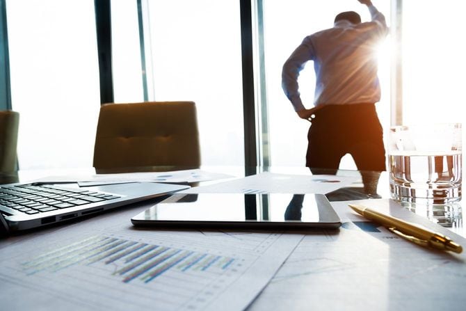 窓の前に立っているビジネスマン