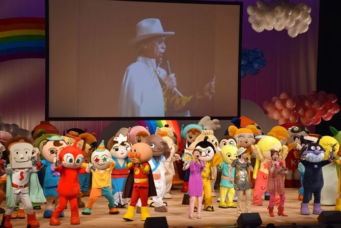 やなせたかしさんをしのぶ会には、アンパンマンやばいきんまんなど、やなせさんが生んだたくさんのキャラクターたちが登場した=2014年4月19日午後、高知市