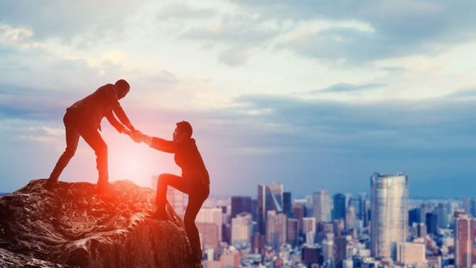 ビジネスパーソンが助け合うコンセプトイメージ