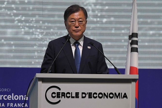 スペイン・バルセロナで開催された経済フォーラムでスピーチをする韓国の文在寅（ムン・ジェイン）大統領