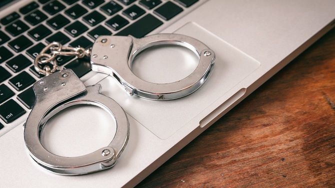 ノートパソコンの上に手錠