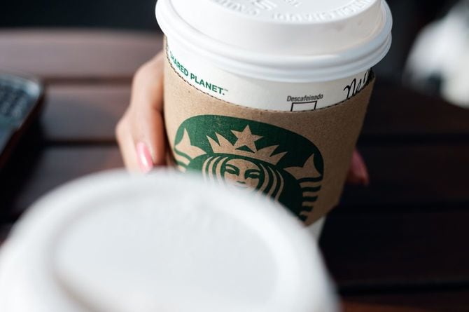スターバックスのロゴが見えるビバレッジ