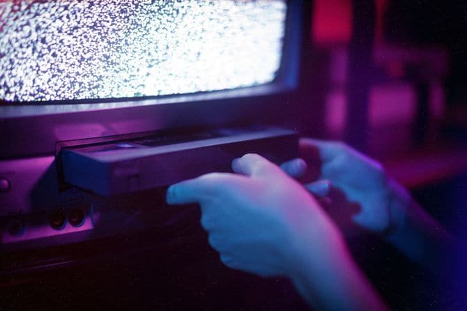 vhsを挿入する人