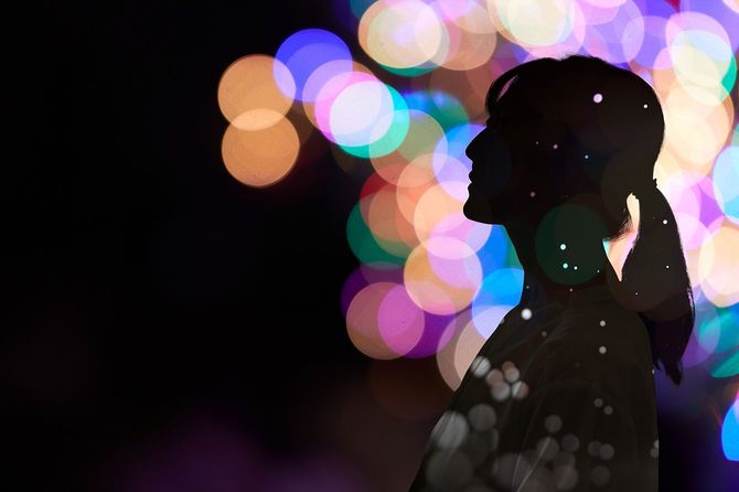 夜のビジネスに不安を感じる女性のイメージ