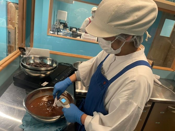 失敗しても温めれば何度でもやり直しがきくチョコレートが、凸凹ある人たちの雇用を多く生み出すことを可能にした。