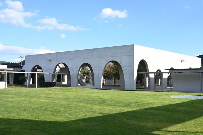 建物として秀逸なデザインの「学びの回廊」。上階は、災害時の避難所として利用可能という。