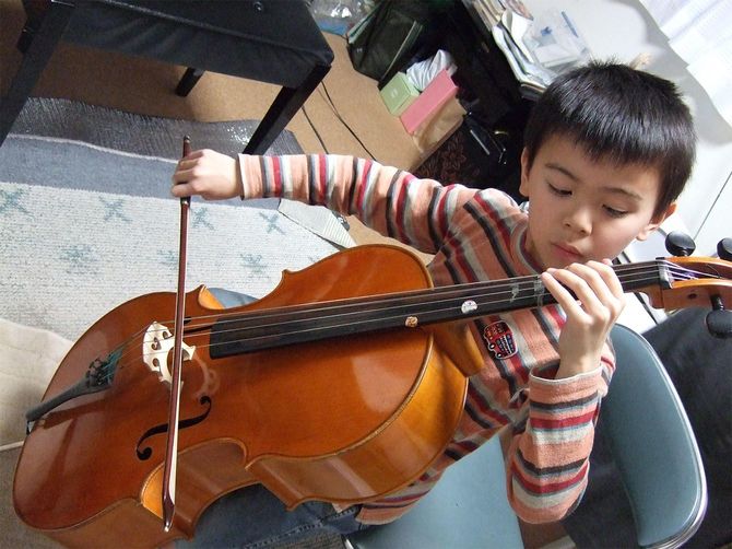 チェロの練習をする加藤旭さん