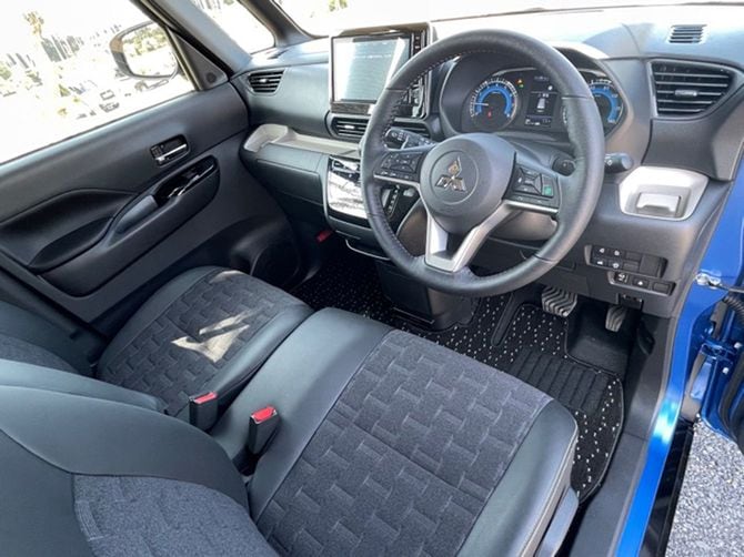 ブラックを基調としたインストルメントパネルに、ホワイトのカップホルダーが映える