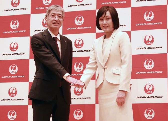 日本航空の社長に昇格する鳥取三津子専務(右)と赤坂祐二社長=2024年1月17日午後、東京都品川区