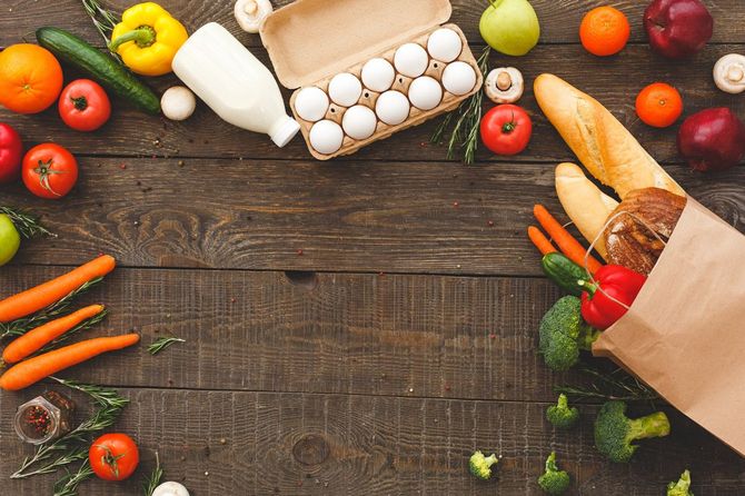 木製テーブルの上の食べ物と新鮮な食材