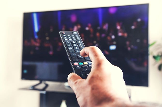 テレビのリモコンを操作する手