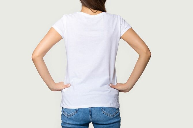 白いTシャツを着た女性の背中