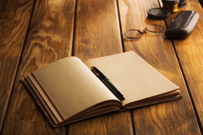 真っ新なノートとペン