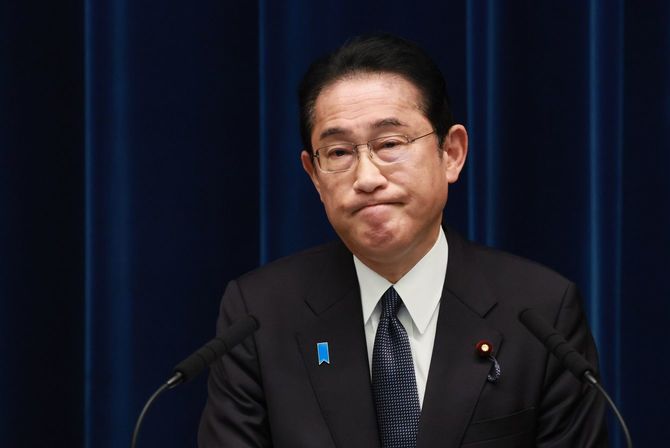 記者会見する岸田文雄首相=2023年8月4日午後、首相官邸