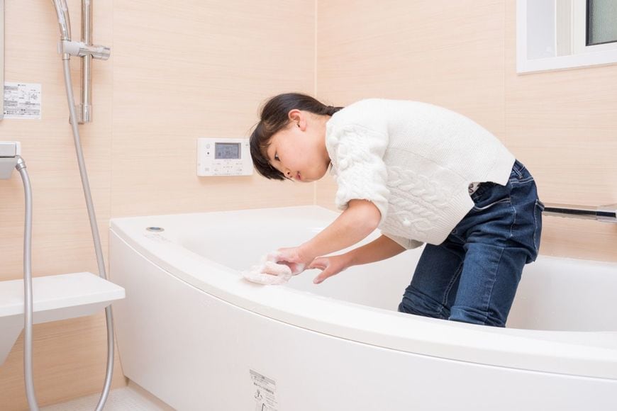お風呂を掃除する女子小学生