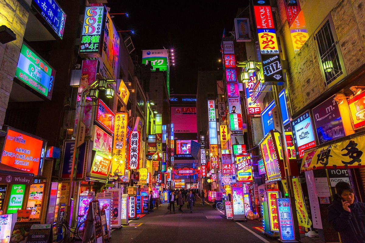 ネオンが輝く夜の歌舞伎町