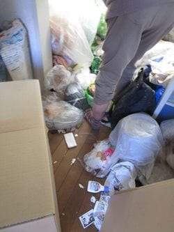 依頼人のSさん。足がむくんでいた（撮影＝笹井恵里子）