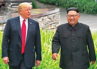 金正恩はよく見るとニヤニヤ笑っていた