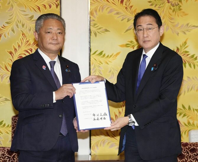 合意文書を交わす日本維新の会の馬場代表（左）と岸田首相＝2024年5月31日午前、国会