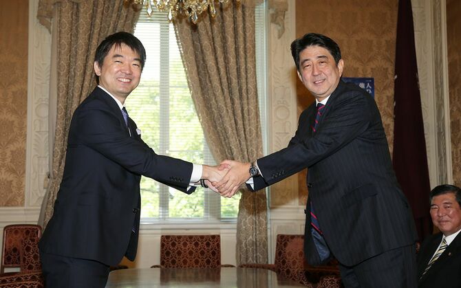 自民党総裁室をあいさつに訪れ、安倍晋三総裁（右から2人目）と握手する日本維新の会の橋下徹代表（左）＝2012年10月15日、国会内