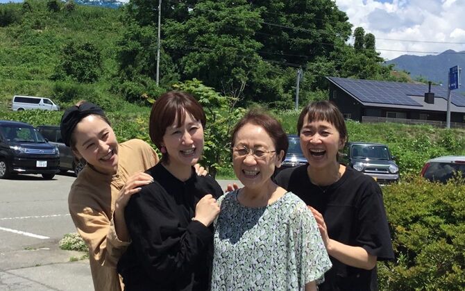 （左から）三女の田中由珠さん、次女の宮本由季さん、母の坪根玉江さん、長女の佐々本由佳さん