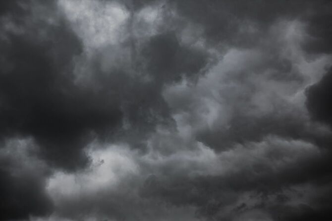 黒い嵐の雨雲とドラマチックな空
