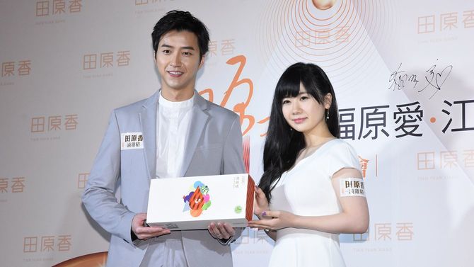 2019年7月26日、日本の卓球選手の福原愛さん（右）は、夫である中国の卓球選手の蒋宏傑さん（左）とともに、第2子を出産した後、台湾省台北市でのイベントに出席