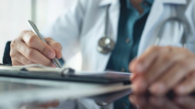 処方箋を書く医師