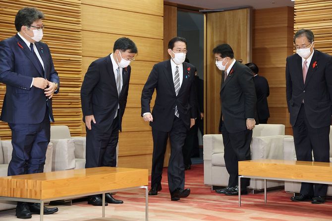 臨時閣議に臨む岸田文雄首相（中央）