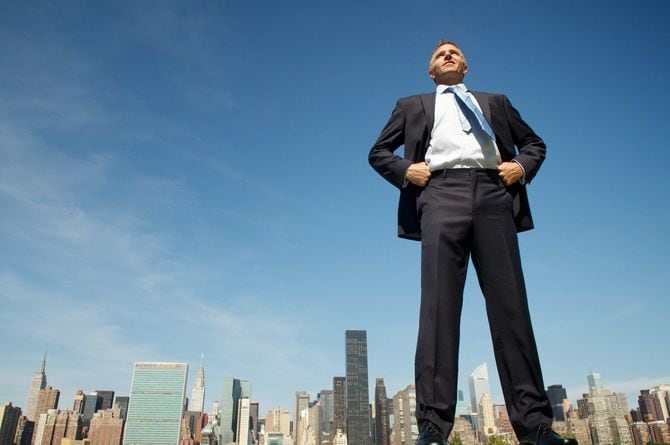 高いところから街を見下ろす男性