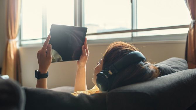 タブレットを使用する若い女性