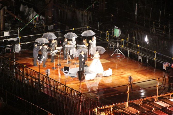 地下工事現場に設けたステージで、日没後に行われた演奏会。神奈川県民ホール主催で、地上に向けてトロンボーン演奏と歌が届けられた。さがみはらリニアフェスタ2025にて。2025年10月25日。