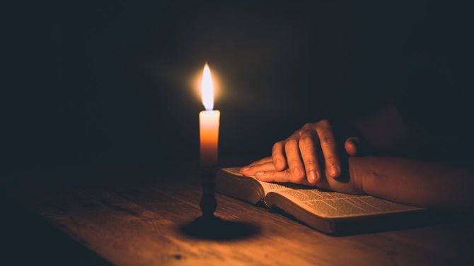 聖書に祈る女性の手