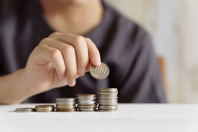 硬貨を積み上げる子ども