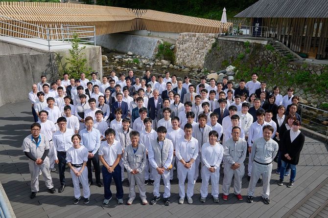 数々の困難を乗り越え、世界に知られる純米大吟醸酒「獺祭」を造り上げてきた旭酒造の社員たち