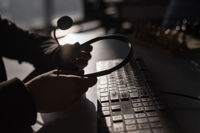 コールセンターのパソコンとヘッドセット