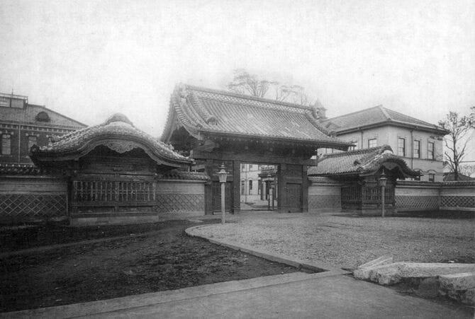 1910年ごろの東京帝国大学赤門前（本郷）